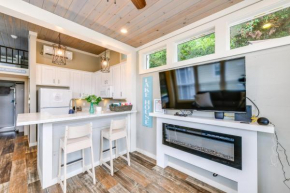 Lake Norman Getaway with Pool Access and Kayaking!